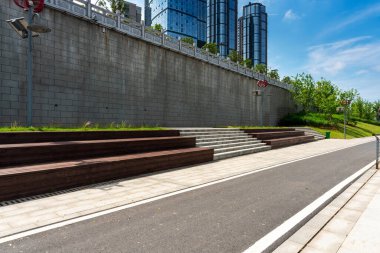 Modern şehirde yürüyüş yolu