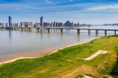 Günbatımında kablo köprü olarak kaldı