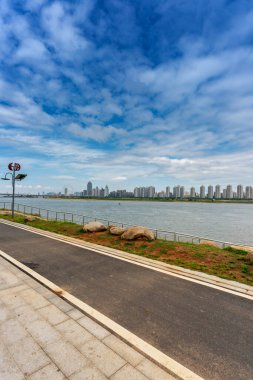 Gündüz şehir merkezindeki iş merkezinin ufuk çizgisi