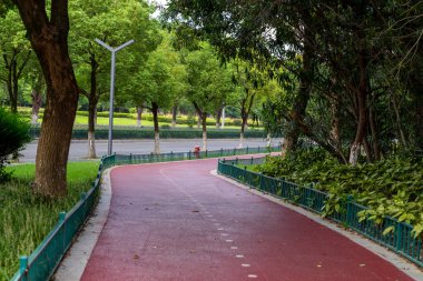 Modern şehirde yürüyüş yolu