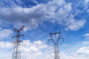 Yüksek voltaj postası. Yüksek voltajlı gökyüzü arka planı..