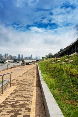 Modern şehirde yürüyüş yolu