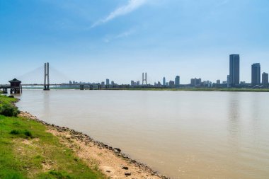 Yantze nehir kablosu köprü olarak kaldı