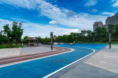 Yeşil çimenli, yollu ve bulutlu yaz manzarası