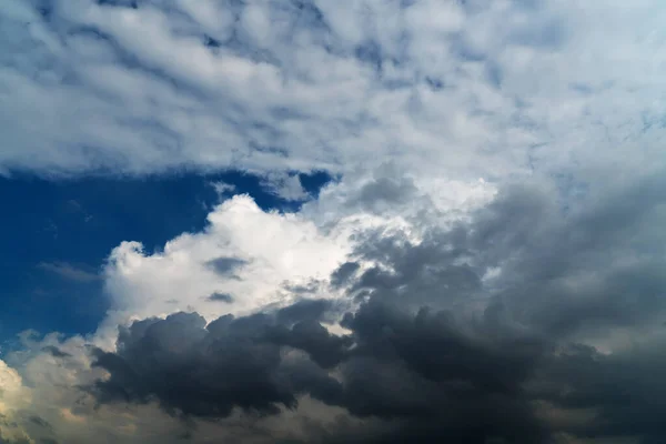 Die Dunklen Wolken Färben Den Himmel Schwarz Der Regen Kommt — Stockfoto