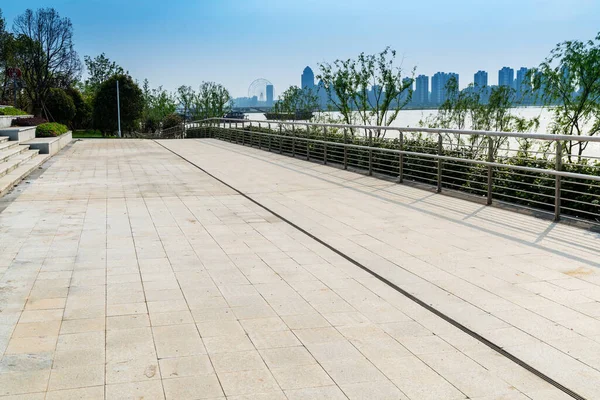 Şehrin kare platformu ve panoramik manzarası