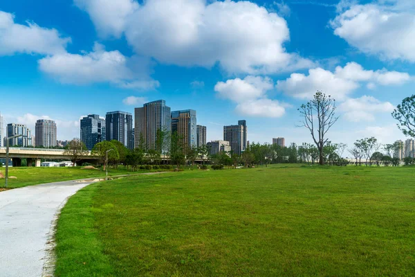 Stadspark Met Moderne Gebouw Achtergrond Shanghai — Stockfoto