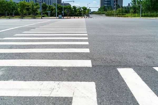 中国空旷的城市道路和建筑物 — 图库照片