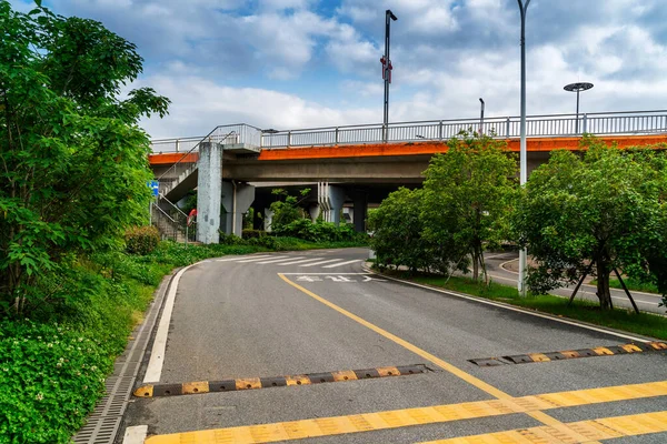 Concrete Structuur Asfaltweg Ruimte Onder Viaduct Stad — Stockfoto