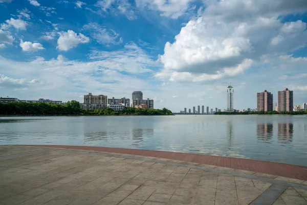 Modern Kantoorgebouw Aan Een Meer China — Stockfoto