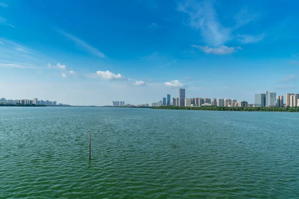 Nowoczesny Biurowiec Lakeside Chinach — Zdjęcie stockowe