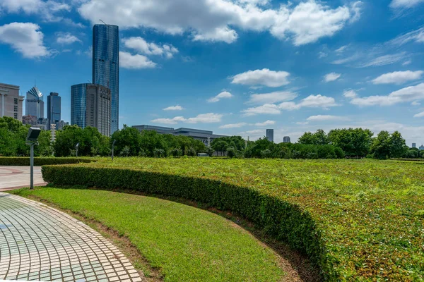 Stadspark Met Moderne Gebouw Achtergrond Shanghai — Stockfoto