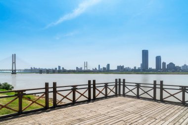 Yantze nehir kablosu köprü olarak kaldı