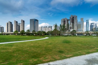 Şangay 'da modern bina geçmişi olan şehir parkı.