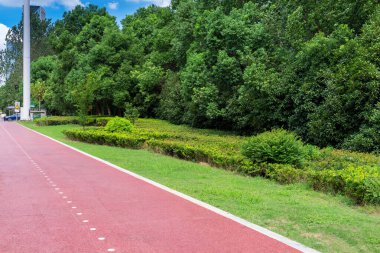 Modern şehirde yürüyüş yolu