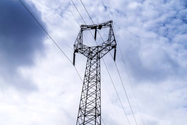 Gökyüzü arka planında güç kulesi