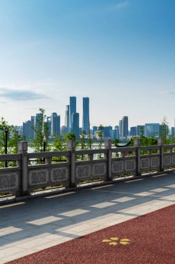 Gündüz şehir merkezindeki iş merkezinin ufuk çizgisi