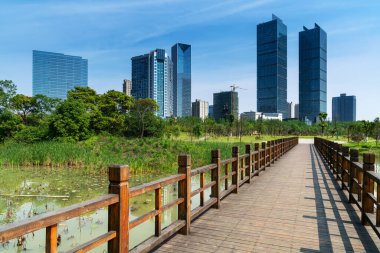 Şangay 'da modern bina geçmişi olan şehir parkı.