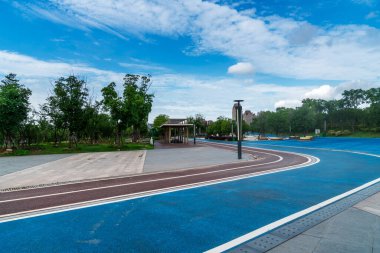 Modern şehirde yürüyüş yolu