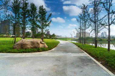 Modern şehirde yürüyüş yolu