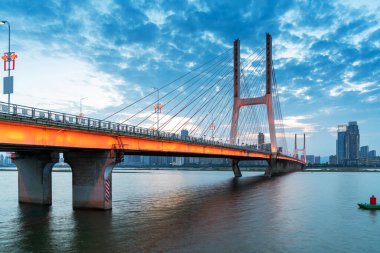 Geceleri şehrin modern köprüsü