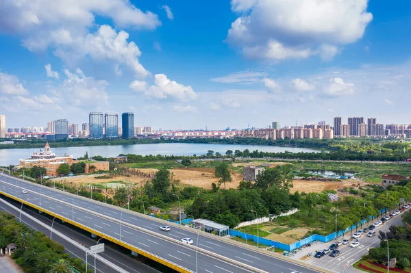 Gündüz şehir merkezindeki iş merkezinin ufuk çizgisi