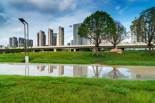 Stadspark Met Moderne Gebouw Achtergrond Shanghai — Stockfoto