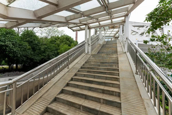 Flucht Von Treppen Einer Modernen Fußgängerbrücke — Stockfoto