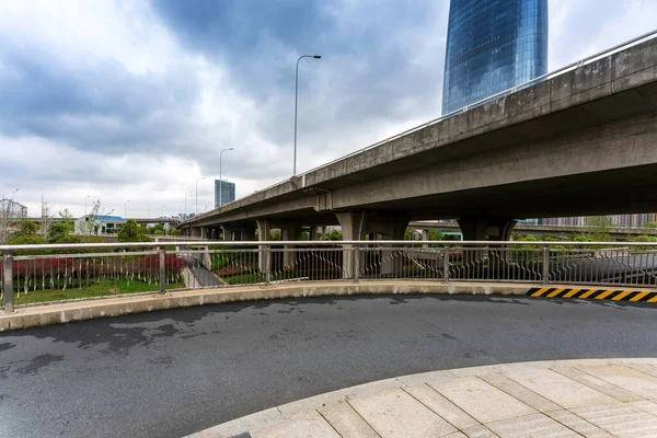 Estructura Hormigón Espacio Vial Asfalto Bajo Paso Elevado Ciudad —  Fotos de Stock