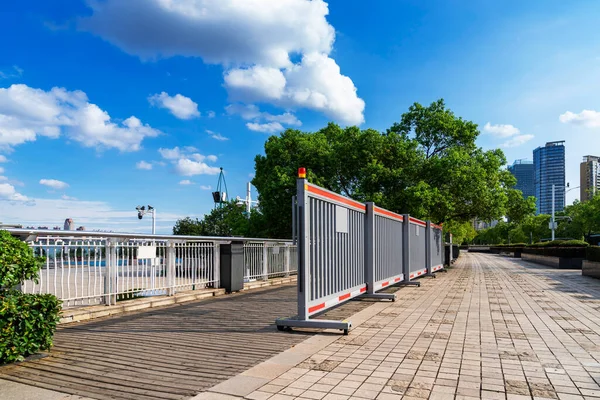 Modern şehrin boş, modern meydanı ve gökdelenleri