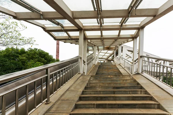 Voo Escadas Para Uma Ponte Pedestres Moderna — Fotografia de Stock