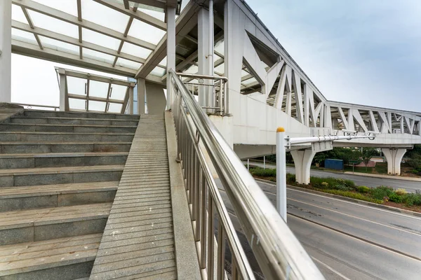 Volo Delle Scale Verso Moderno Ponte Pedonale — Foto Stock