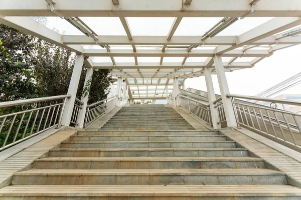Flucht Von Treppen Einer Modernen Fußgängerbrücke — Stockfoto