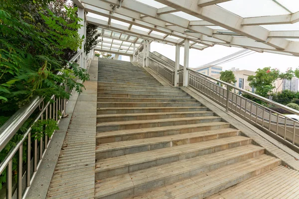 Flucht Von Treppen Einer Modernen Fußgängerbrücke — Stockfoto