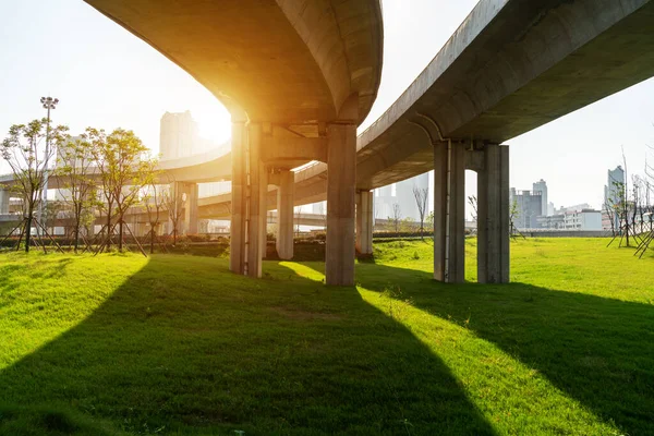 Şehirdeki üst geçidin altında beton yapı ve asfalt yol alanı
