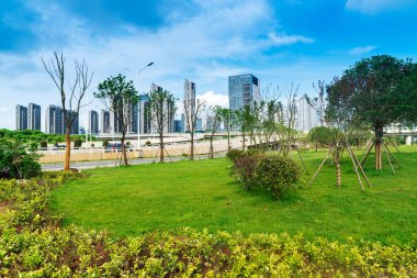 Şangay 'da modern bina geçmişi olan şehir parkı.