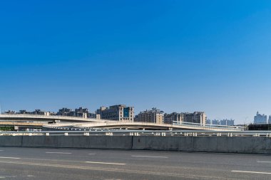 Otoyol üst geçidi modern şehrin ufuk çizgisi arkaplanı