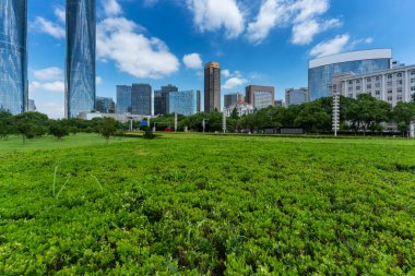 Şangay 'da modern bina geçmişi olan şehir parkı.