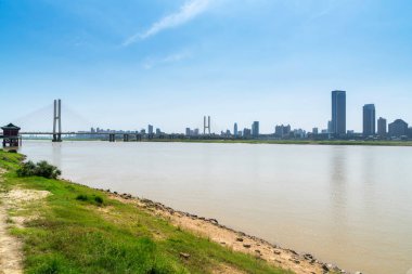 Yantze nehir kablosu köprü olarak kaldı