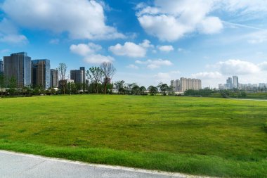 Şangay 'da modern bina geçmişi olan şehir parkı.