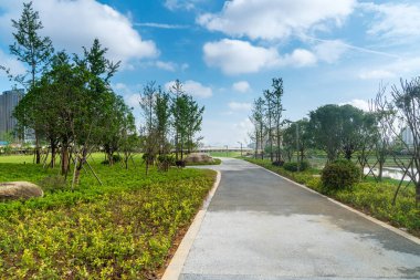 Şangay 'da modern bina geçmişi olan şehir parkı.