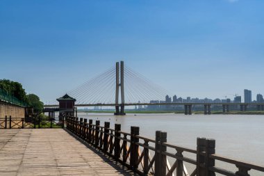 Yantze nehir kablosu köprü olarak kaldı