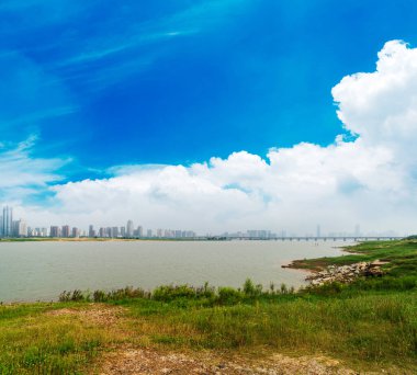 Gündüz şehir merkezindeki iş merkezinin ufuk çizgisi