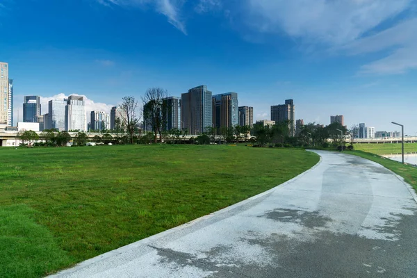 Городской Парк Современным Строительным Фоном Шанхае — стоковое фото