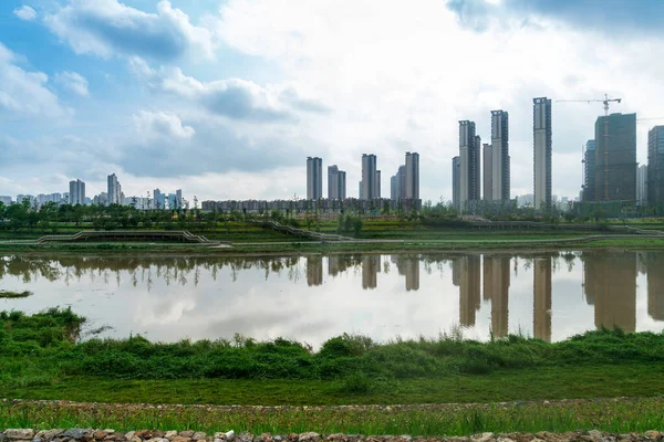 Edificio Oficinas Moderno Junto Lago China — Foto de Stock