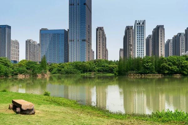 Modern Kantoorgebouw Aan Een Meer China — Stockfoto