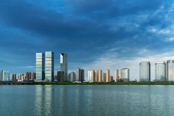 Edificio Oficinas Moderno Junto Lago China —  Fotos de Stock
