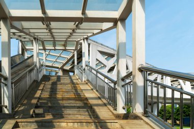 Mavi gökyüzüne karşı yaya köprüsü