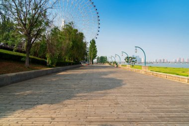 Şehir parkında dönme dolabın altında boş bir yol.