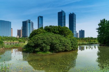 Şangay 'da modern bina geçmişi olan şehir parkı.